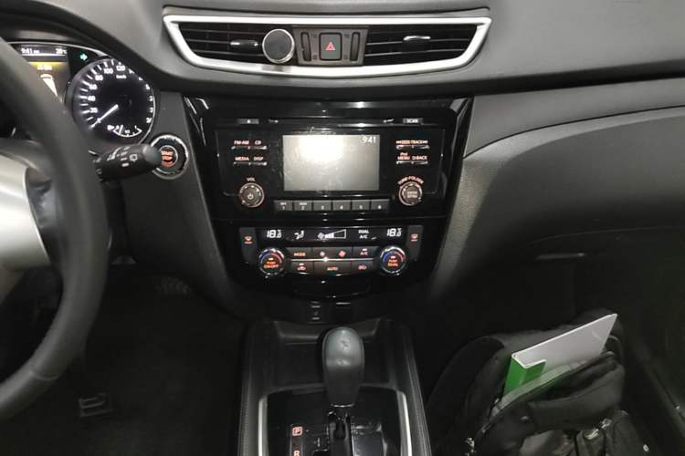 Used Nissan X-Trail 2014 2.0L CVT Comfort Edition 2WD Audio And AC Panel