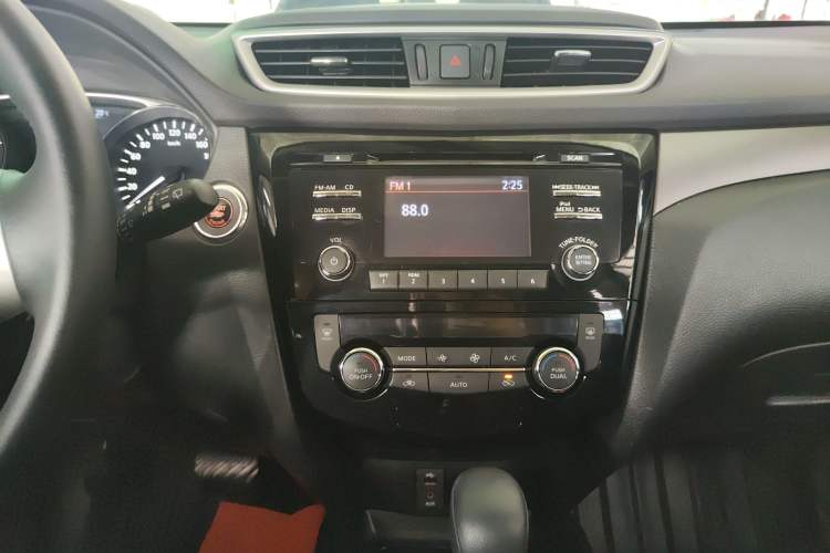 Used Nissan X-Trail 2014 2.0L CVT Comfort Edition 2WD Audio And AC Panel