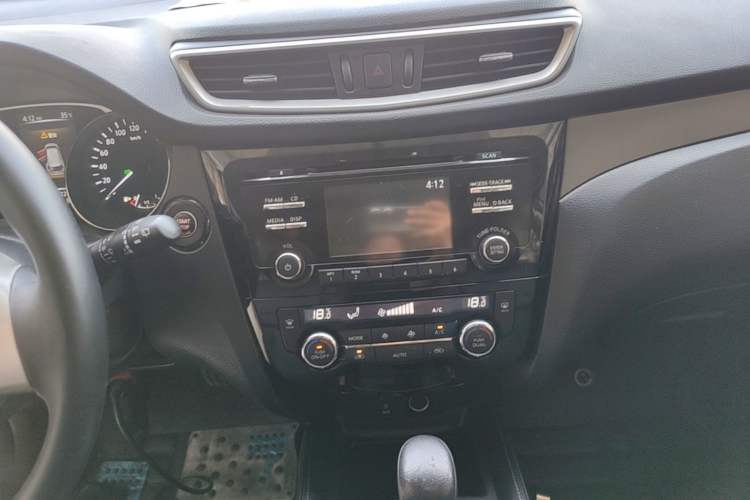 Used Nissan X-Trail 2014 2.0L CVT Comfort Edition 2WD Audio And AC Panel