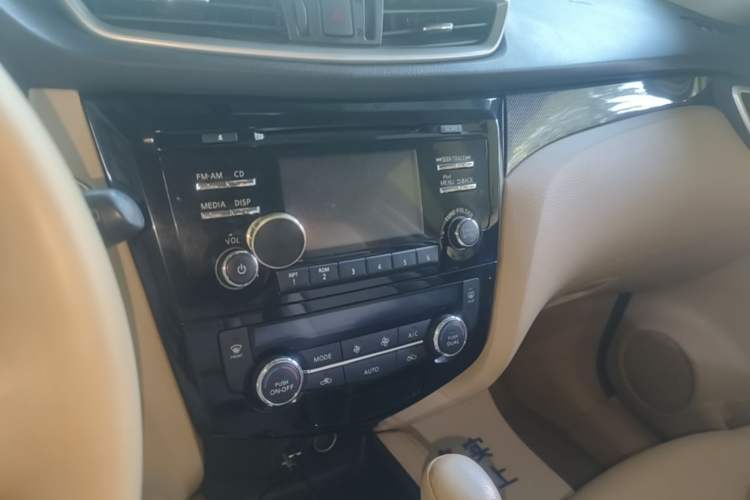 Used Nissan X-Trail 2014 2.5L CVT Leading Edition 4WD Audio And AC Panel