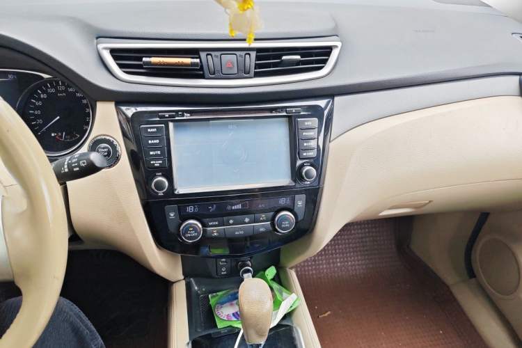 Used Nissan X-Trail 2014 2.0L CVT Comfort Edition 2WD Audio And AC Panel