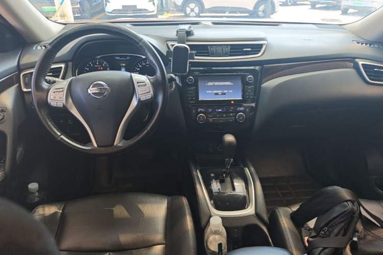 Used Nissan X-Trail 2014 2.5L CVT Ultimate Edition 4WD Center Console