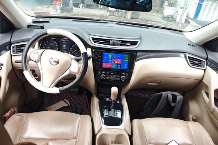 Used Nissan X-Trail 2014 2.5L CVT Leading Edition 4WD Center Console