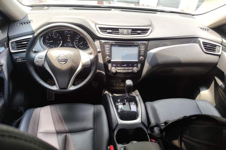 Used Nissan X-Trail 2014 2.5L CVT Luxury Edition 4WD Center Console