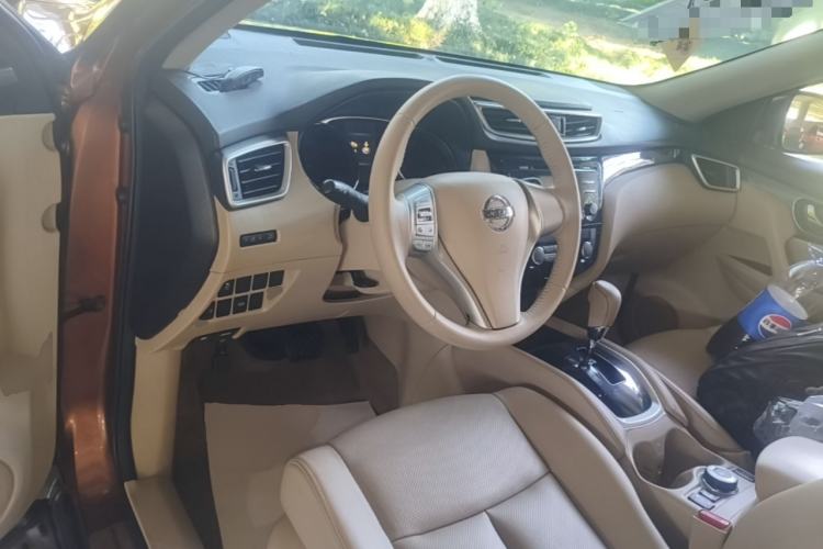 Used Nissan X-Trail 2014 2.5L CVT Leading Edition 4WD Center Console