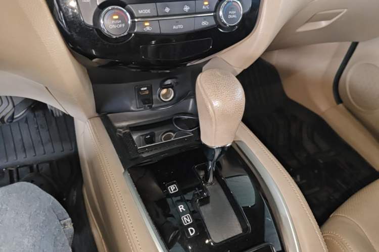 Used Nissan X-Trail 2014 2.0L CVT Comfort Edition 2WD Gear Lever