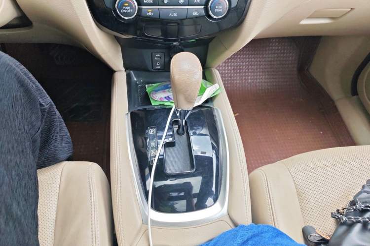 Used Nissan X-Trail 2014 2.0L CVT Comfort Edition 2WD Gear Lever