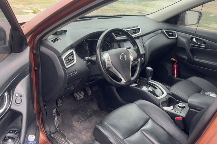 Used Nissan X-Trail 2014 2.5L CVT Leading Edition 4WD Interior 1