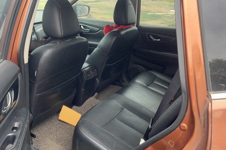 Used Nissan X-Trail 2014 2.5L CVT Leading Edition 4WD Interior 2