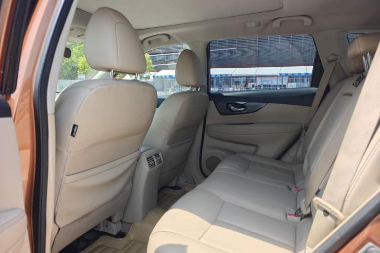 Used Nissan X-Trail 2014 2.5L CVT Luxury Edition 4WD Interior 3