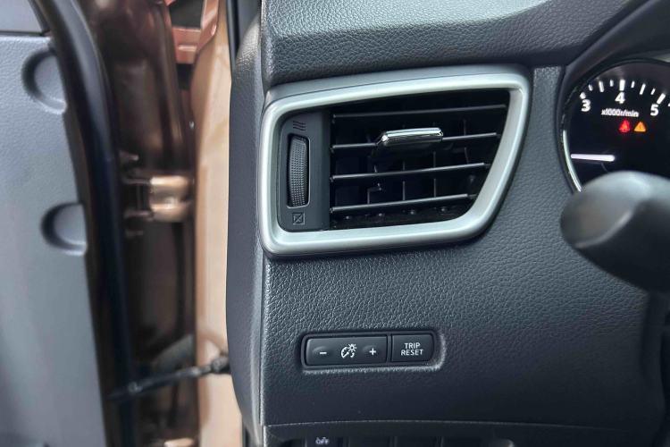 Used Nissan X-Trail 2014 2.0L CVT Comfort Edition 2WD Interior 6