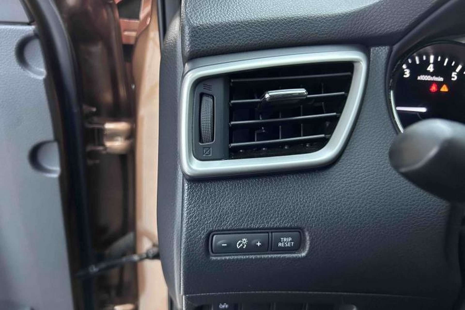 Used Nissan X-Trail 2014 2.0L CVT Comfort Edition 2WD Interior 6