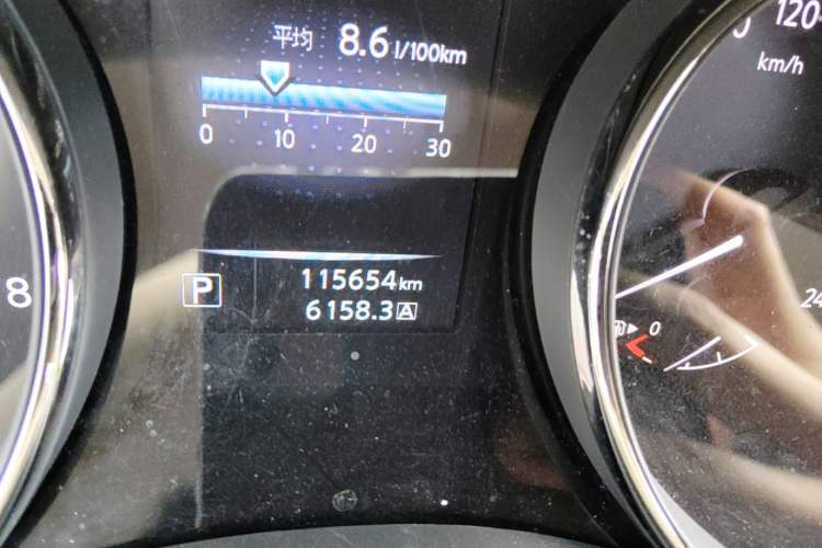 Used Nissan X-Trail 2014 2.5L CVT Leading Edition 4WD Odometer Close Up