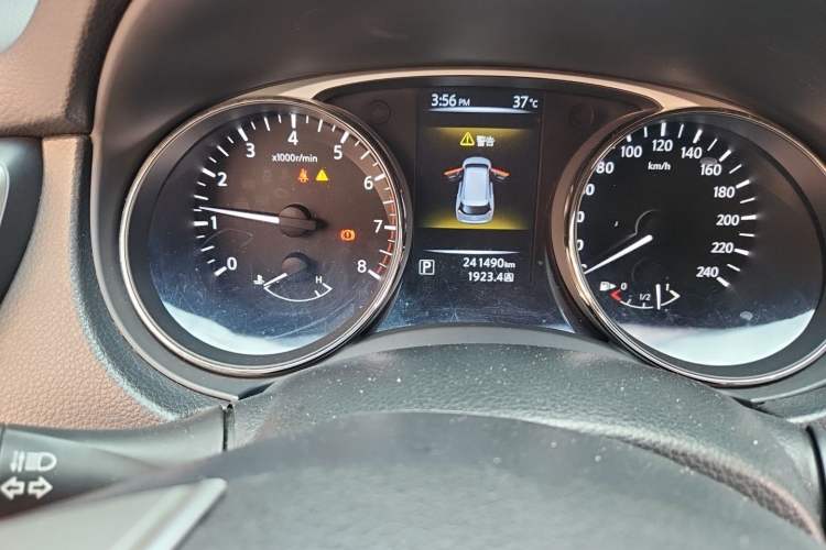 Used Nissan X-Trail 2014 2.0L CVT Comfort Edition 2WD Odometer Close Up