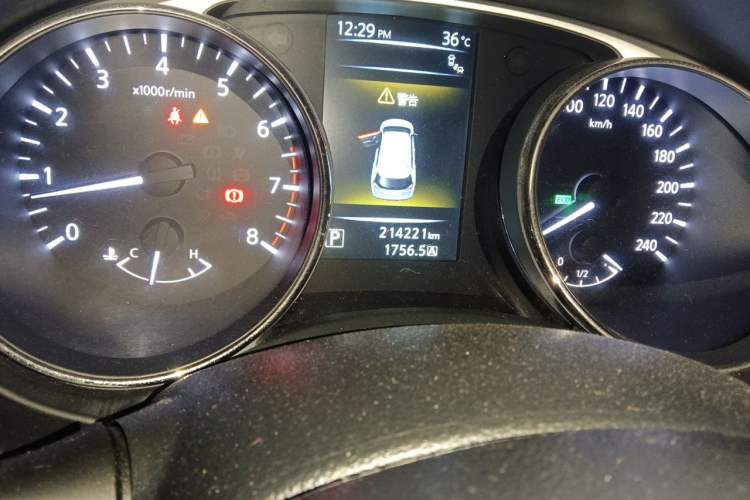 Used Nissan X-Trail 2014 2.5L CVT Luxury Edition 4WD Odometer Close Up