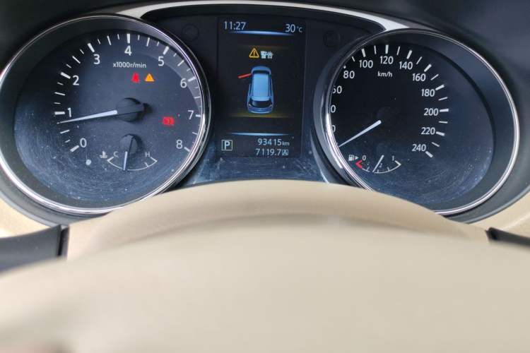 Used Nissan X-Trail 2014 2.0L CVT Fashion Edition 2WD Odometer Close Up