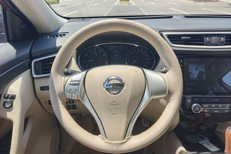 Used Nissan X-Trail 2014 2.5L CVT Luxury Edition 4WD Steering Wheel