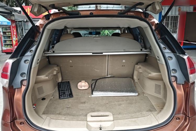 Used Nissan X-Trail 2014 2.5L CVT Leading Edition 4WD Trunk