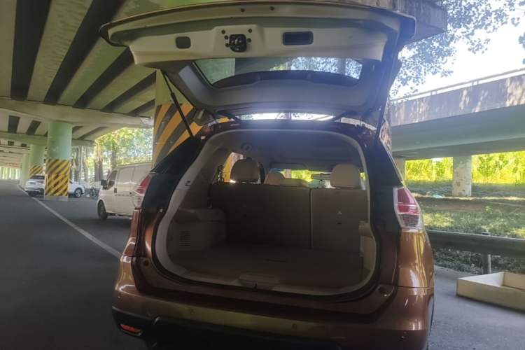 Used Nissan X-Trail 2014 2.5L CVT Leading Edition 4WD Trunk