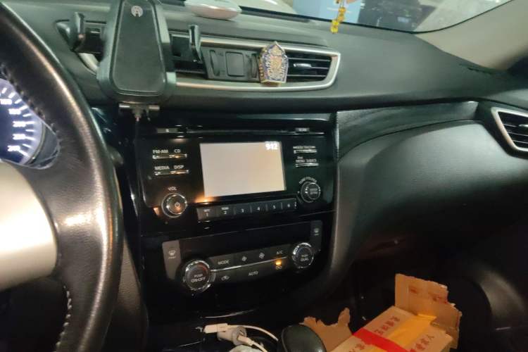 Used Nissan X-Trail 2014 2.5L CVT Luxury Edition 4WD Audio And AC Panel
