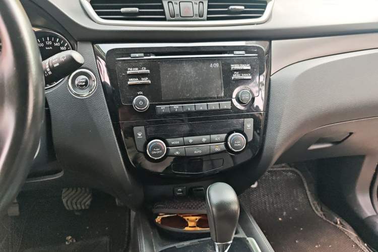 Used Nissan X-Trail 2014 2.0L CVT Comfort Edition 2WD Audio And AC Panel