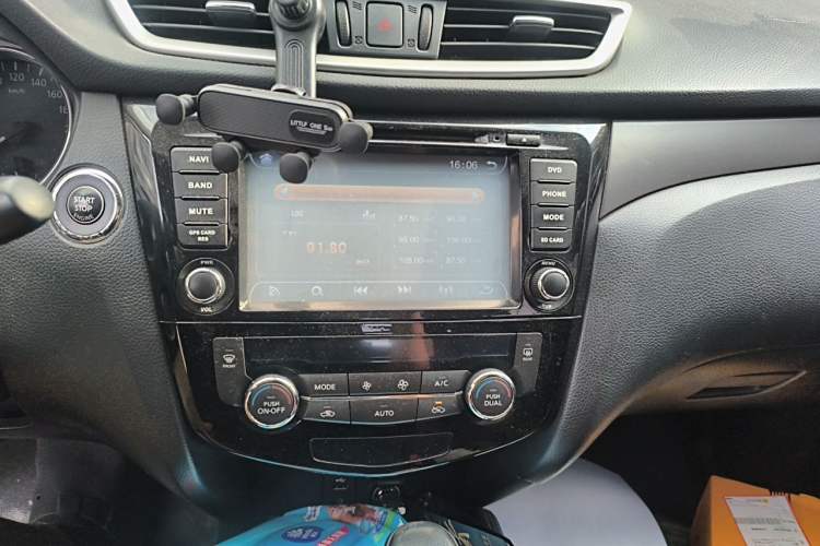 Used Nissan X-Trail 2014 2.0L CVT Comfort Edition 2WD Audio And AC Panel