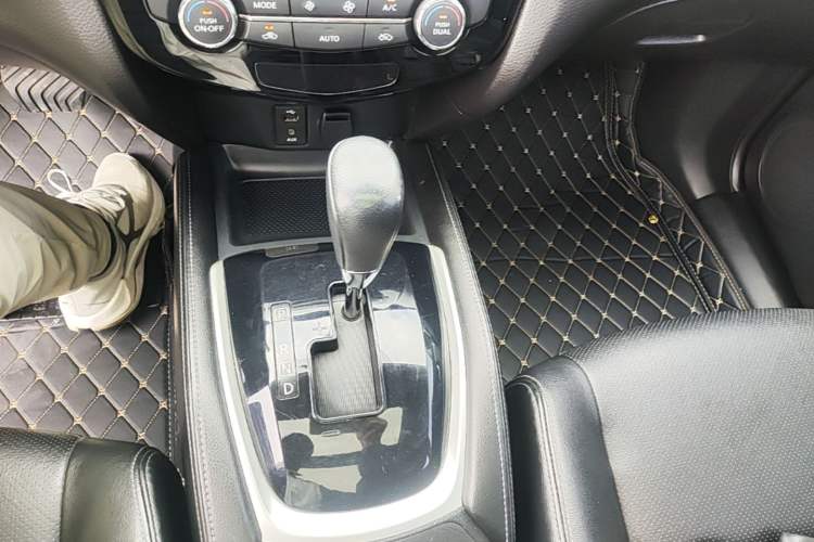 Used Nissan X-Trail 2014 2.0L CVT Comfort Edition 2WD Gear Lever