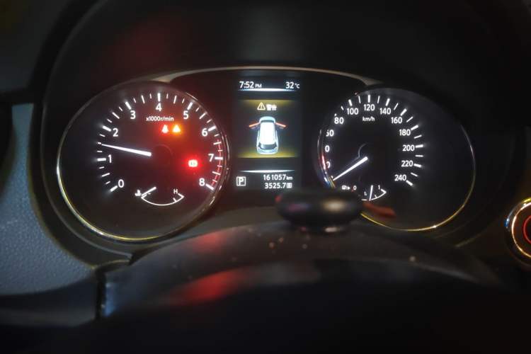 Used Nissan X-Trail 2014 2.0L CVT Smart Edition 2WD Odometer Close Up