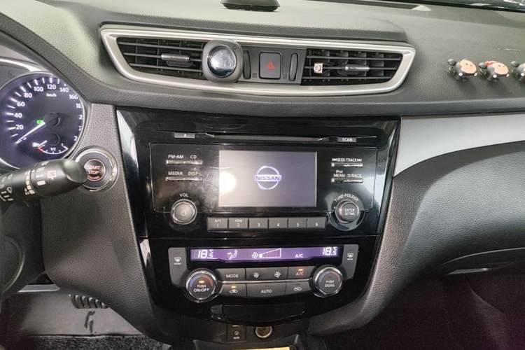 Used Nissan X-Trail 2014 2.0L CVT Comfort Edition 2WD Audio And AC Panel