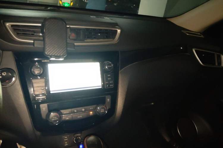 Used Nissan X-Trail 2014 2.5L CVT Luxury Edition 4WD Audio And AC Panel
