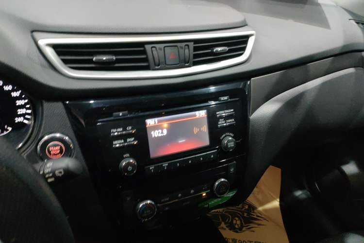 Used Nissan X-Trail 2014 2.0L CVT Comfort Edition 2WD Audio And AC Panel