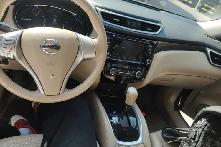 Used Nissan X-Trail 2014 2.5L CVT Luxury Edition 4WD Center Console