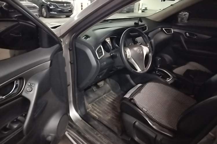Used Nissan X-Trail 2014 2.0L CVT Comfort Edition 2WD Driver Seat