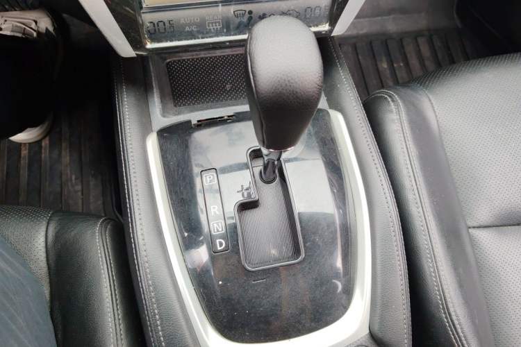 Used Nissan X-Trail 2014 2.5L CVT Luxury Edition 4WD Gear Lever