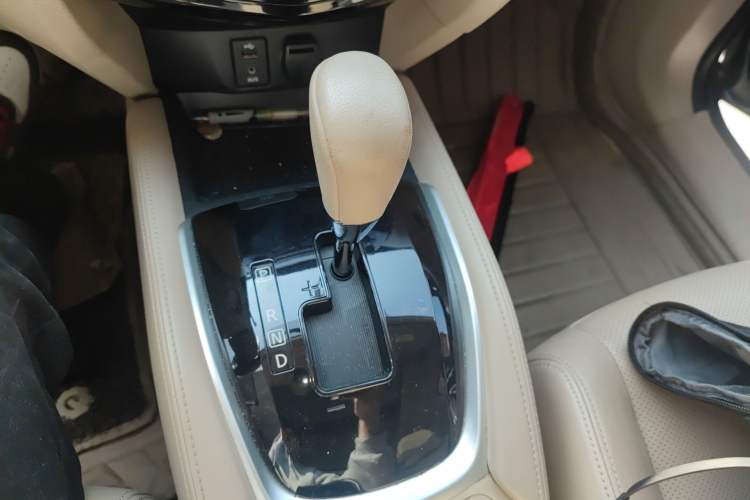Used Nissan X-Trail 2014 2.5L CVT Luxury Edition 4WD Gear Lever