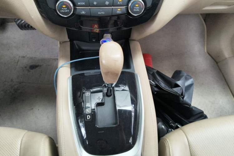 Used Nissan X-Trail 2014 2.0L CVT Comfort Edition 2WD Gear Lever