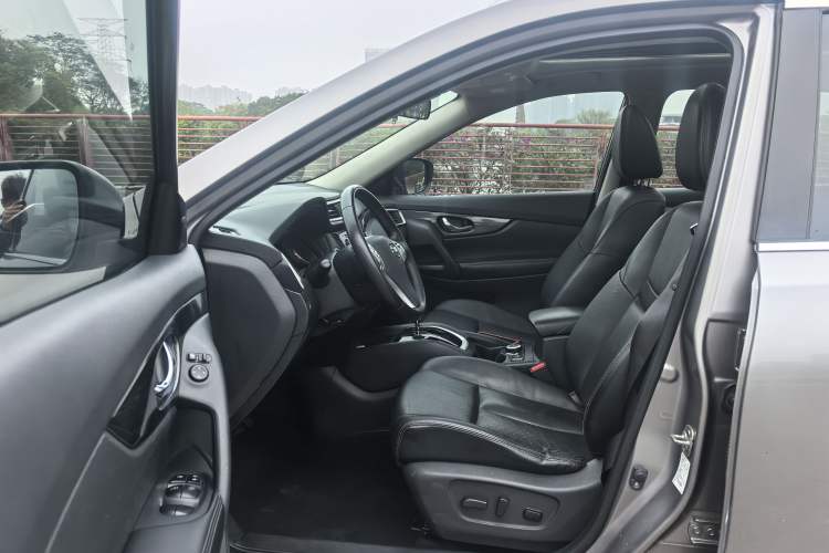 Used Nissan X-Trail 2014 2.5L CVT Luxury Edition 4WD Interior 1