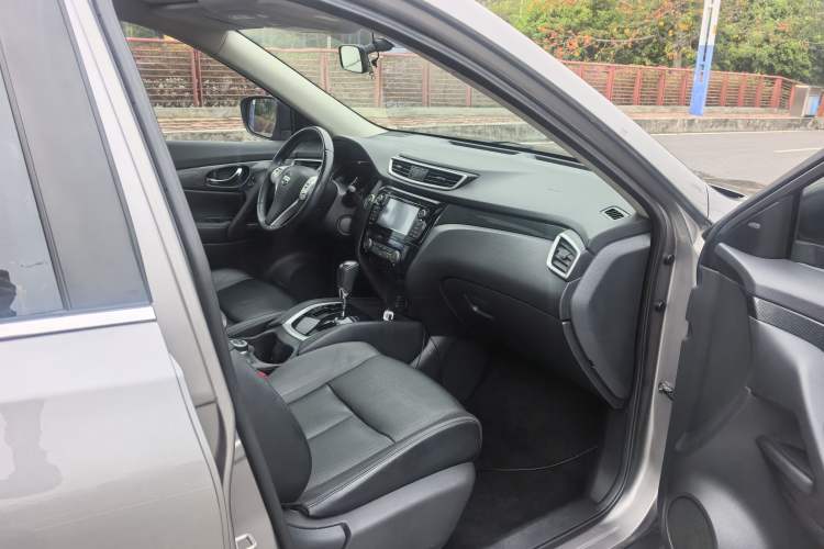 Used Nissan X-Trail 2014 2.5L CVT Luxury Edition 4WD Interior 10