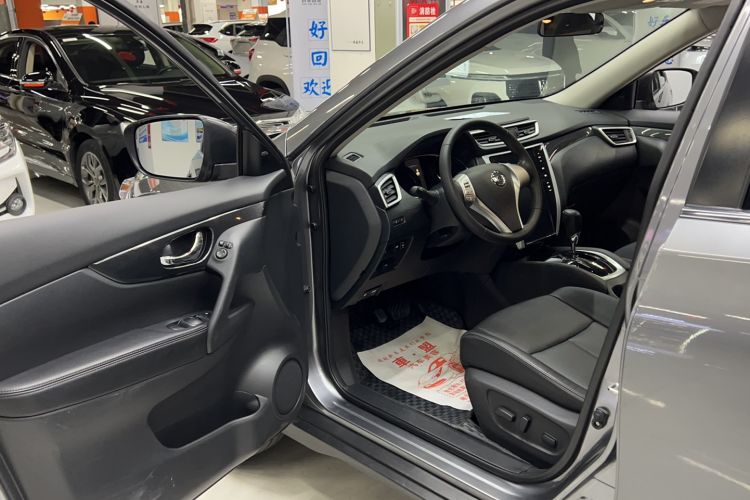 Used Nissan X-Trail 2014 2.5L CVT Luxury Edition 4WD Interior 2