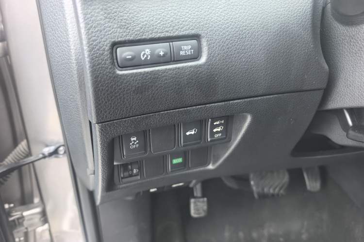 Used Nissan X-Trail 2014 2.5L CVT Luxury Edition 4WD Interior 6