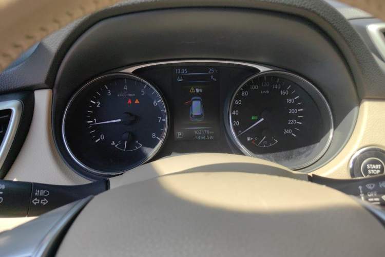 Used Nissan X-Trail 2014 2.5L CVT Ultimate Edition 4WD Odometer Close Up