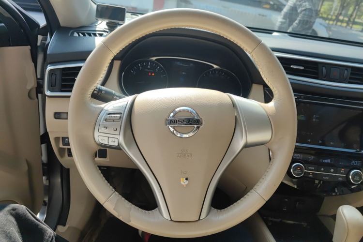 Used Nissan X-Trail 2014 2.5L CVT Luxury Edition 4WD Steering Wheel