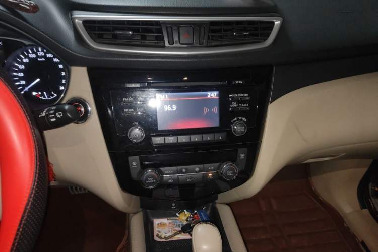 Used Nissan X-Trail 2014 2.0L CVT Comfort Edition 2WD Audio And AC Panel