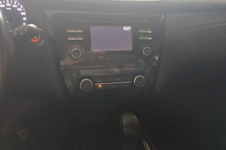 Used Nissan X-Trail 2014 2.0L CVT Comfort Edition 2WD Audio And AC Panel