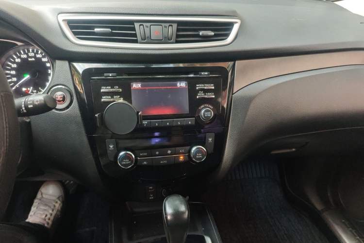 Used Nissan X-Trail 2014 2.0L CVT Comfort Edition 2WD Audio And AC Panel