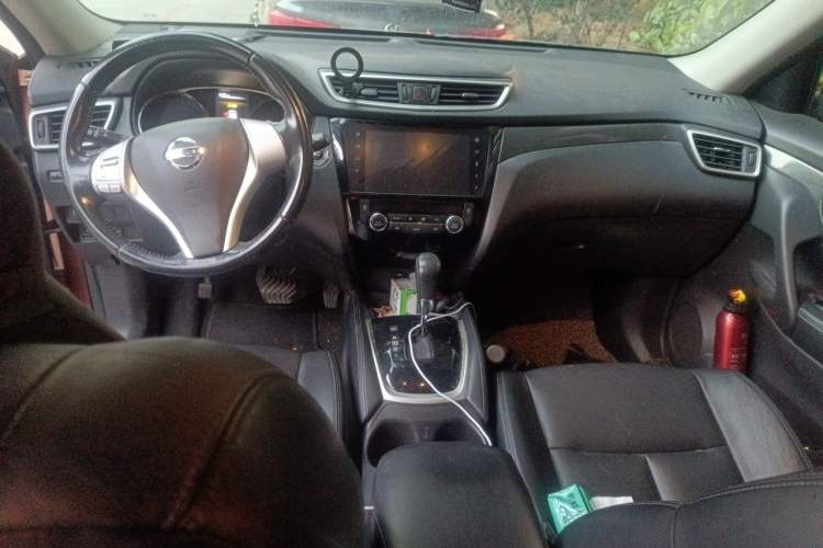Used Nissan X-Trail 2014 2.5L CVT Leading Edition 4WD Center Console