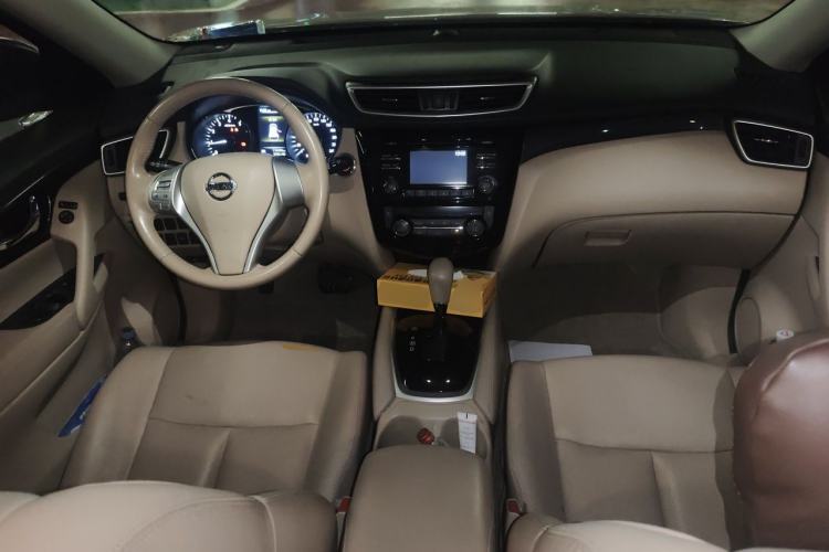 Used Nissan X-Trail 2014 2.5L CVT Leading Edition 4WD Center Console