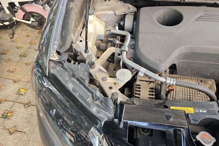 Used Nissan X-Trail 2014 2.5L CVT Leading Edition 4WD Engine Bay Right