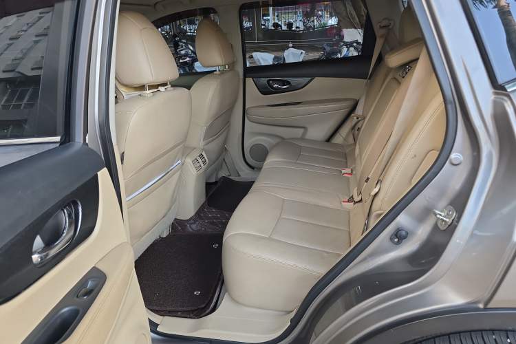 Used Nissan X-Trail 2014 2.5L CVT Leading Edition 4WD Left Rear Seat