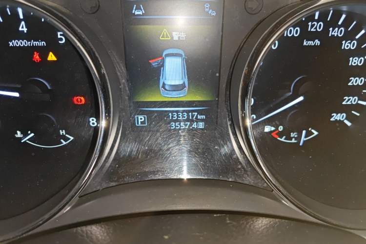 Used Nissan X-Trail 2014 2.5L CVT Ultimate Edition 4WD Odometer Close Up